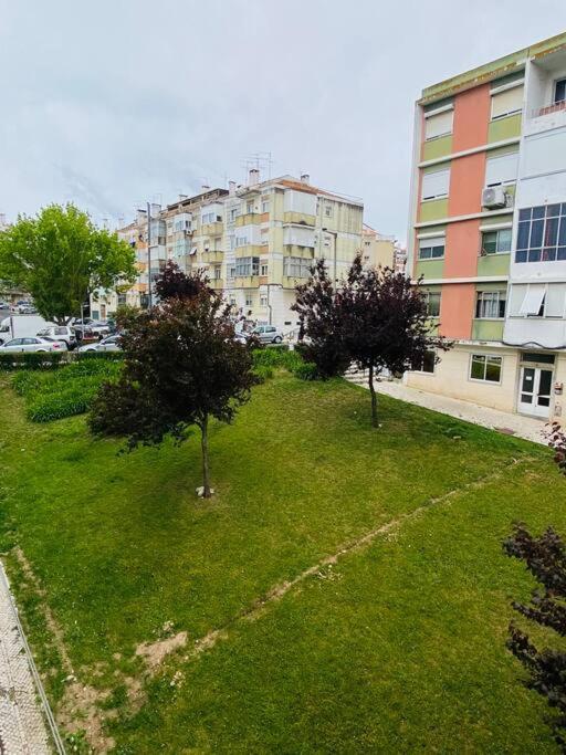 Modern 3 Bedroom Flat In Lisbona Esterno foto