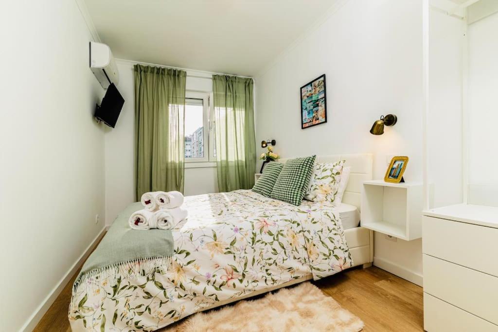 Modern 3 Bedroom Flat In Lisbona Esterno foto